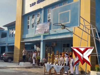 Personil Sat Binmas melaksanakan giat Pembina Upacara di SMP negeri 5 Lahat - PoliceTube