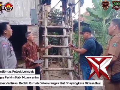 Na.20 Bhabinkamtibmas Polsek Lembak Dan Petugas Perkim Kab. Muara Enim melaksanakan bedah rumah