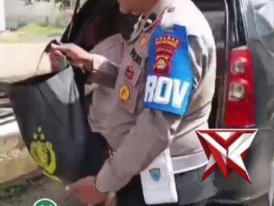 Jumat Berkah: Polisi Sedekah. Memberi dengan Hati. ?????? - PoliceTube