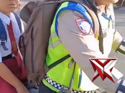Di tengah kesibukan mengatur arus lalu lintas pagi, personel Ditlantas Polda Kepulauan Bangka
