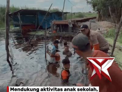 Semangat gotong royong ditunjukkan personel Brimob Polda Riau bersama masyarakat dalam percepatan pe - PoliceTube