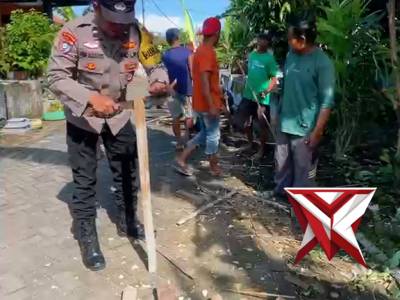 Polsek Geneng dan bersama warga melaksanakan kerja bakti pembersihan Poskamling