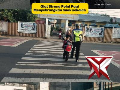 Sat Lantas Polres Lubuk Linggau membantu menyebrangkan anak sekolah saat Strong Point Pagi