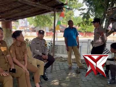 Bhabinkamtibmas memberi kan himbauan harkamtibmas kepada pegawai kantor camat penukal