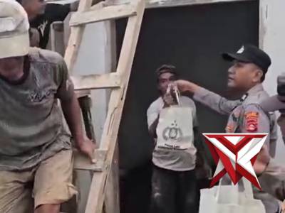 Polri hadir, berbagi, dan peduli. ???