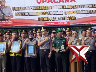 Kapolres Pacitan Memberikan Rewards Kepada Anggota Berprestasi