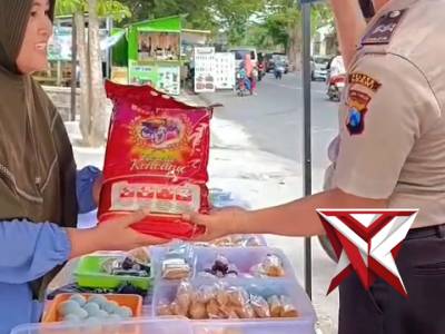 Polsek Kedunggalar melaksanakan kegiatan berbagi beras kepada masyarakat yang membutuhkan