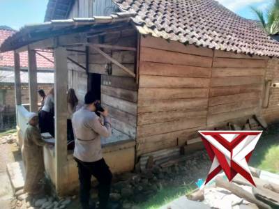 YB 13. Bhabinkamtibmas Polsek Tanjung Agung dan Perkim Survei Lokasi Bedah Rumah
