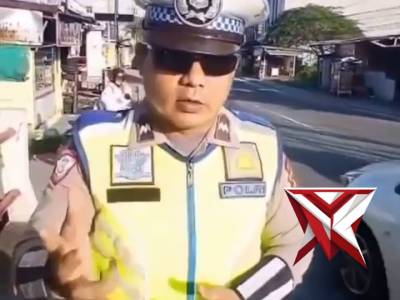 Di tengah kesibukan mengatur arus lalu lintas pagi, personel Ditlantas Polda Kepulauan Bangka Belitu - PoliceTube