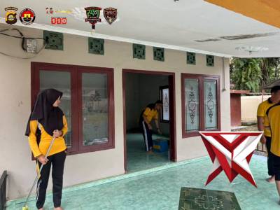 Kegiatan Polsek Rambang Niru melakukan pembersihan musholla Al-muklisin