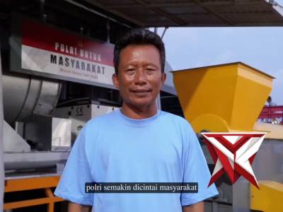 Sinergi dan Kepedulian: Senyum Bahagia Petani Tuban Terima Bantuan Alat Pertanian dari Kapolri ??? - PoliceTube