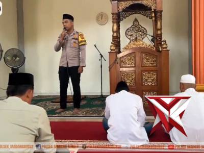 GIAT SAFARI JUM&rsquo;AT MENYALA (MENYAPA LANGSUNG) POLSEK MADANG SUKU II DI MASJID AL-HIDAYAH DESA KOTA N - PoliceTube