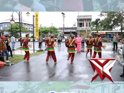 Nuansa adat dan pedang pora sambut Kapolda baru - PoliceTube