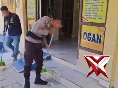 Anggota Polsek Ulu Ogan melaksanakan kegiatan pembersihan di lingkungan Mako Polsek Ulu Ogan. divis - PoliceTube