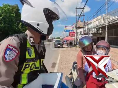 Nampak dalam video seorang ibu yang mengendarai roda dua bersama anaknya