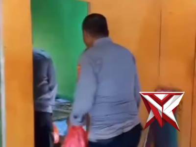 (Sanak saudara,tetangga, dan pemerintah telah banyak memberikan perhatian. - PoliceTube