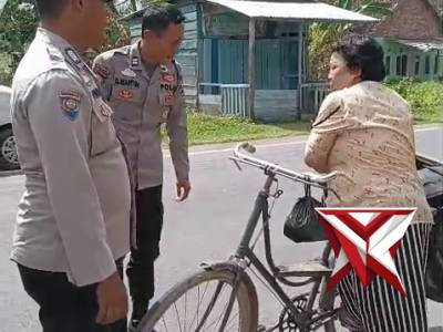 Polisi Hadir di tengah warga. JumatBerbagi