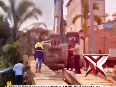 Kapolsek Bayung Lencir melaksanakan giat revitalisasi jembatan sungai sarim RT 9 kel Bayung Lencir