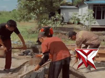 Semangat gotong royong ditunjukkan personel Brimob Polda Riau bersama masyarakat