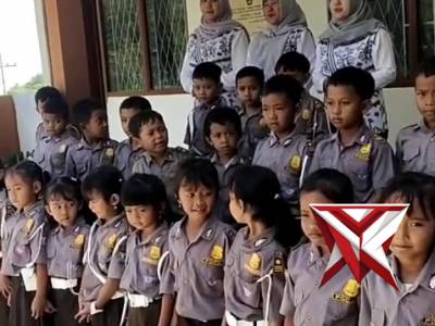 POLICE GO TO SCHOOL TK KEMALA BHAYANGKARI 57 NGAWI
