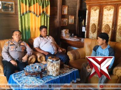 Pererat Silaturahmi, Kapolsek Sambangi Tokoh Masyarakat. - PoliceTube