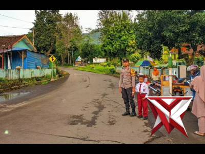 Polsek Sempol Sigap Atur Lalin Demi Keselamatan Pelajar