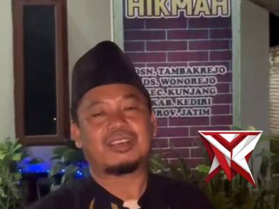Evakuasi Sarang Tawon Vespa di Ponpes Tahfidzil Qur&rsquo;an Darul Hikmah Personel Polsek Kunjang Polres - PoliceTube