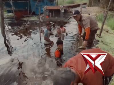Semangat gotong royong ditunjukkan personel Brimob Polda Riau bersama masyarakat