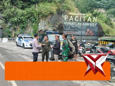 Polsek Slahung Polres Ponorogo Pelayanan Dalam Membersihkan Tanah Longsor