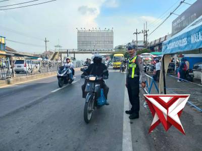 Giat Pengaturan Arus Lalin sore hari dan Briptu Elton Pujo Live Report pada titik kemacetan Lawang