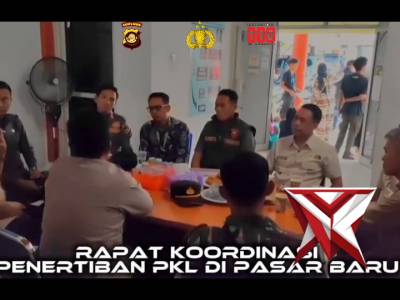 KAPOLSEK BATURAJA TIMUR AKP TONI ZAINUDDIN S.H M.M PIMPIN RAPAT KOORDINASI PENERTIBAN PKL PASAR BARU