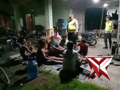 Petugas Polsek Kartoharjo laksanakan patroli dialogis dengan masyarakat di Pemukiman D&eacute;sa Bayemtaman