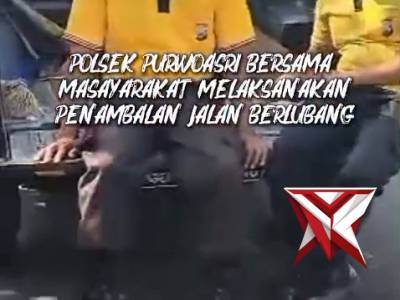 Polsek Purwoasri Polres Kediri bersama masyarakat melaksanakan kegiatan penambalan jalan berlubang
