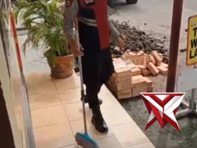 membersihkan ruang jaga SM9 - PoliceTube