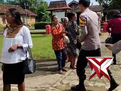 (07) anggota Polsek BTS ulu polres Musi Rawas memberikan polisline