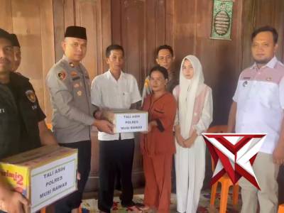 Kapolsek memberian tali asih