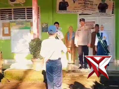 20.. sat binmas polres muba menjagi pembina upacara di smp ;: