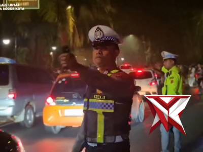 Satlantas Polresta Bogor Kota Laksanakan Pengamanan dan Rekayasa Lalu Lintas Saat Konvoi Suporter - PoliceTube