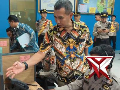 Karoops Polda Jateng cek kesiapsiagaan Personil Call Center Polri 110 Polres Salatiga - PoliceTube