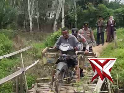 Dulu, rasa cemas membayangi setiap langkah warga.
Namun kini, renovasi total telah mengubah jembatan