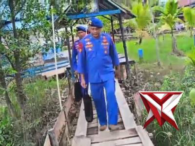 Polisi Penolong Masyarakat: Sigap membantu, tulus berbagi, melayani dengan hati. ?? - PoliceTube