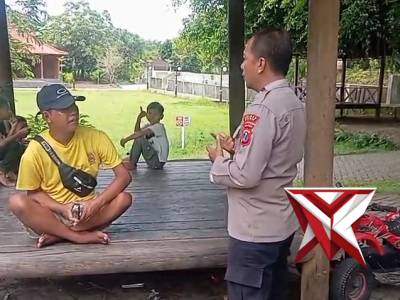 Anggota Polsek Ujungpangkah Intensifkan Patroli Sambang, Jaga Kamtibmas di Tengah Warga