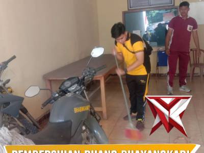 FY 1. Kegiatan pembersihan Mako dan ruang Bhayangkari  dalam rangka Belida Asri