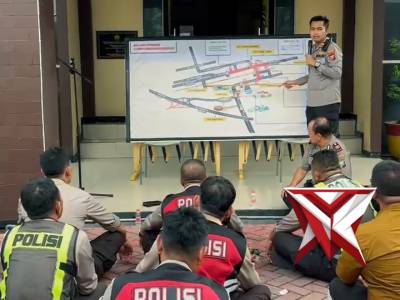 Kapolsek Pakal memberikan arahan saat apel pagi kepada personel terkait kesiapan pelaksanaan tugas
