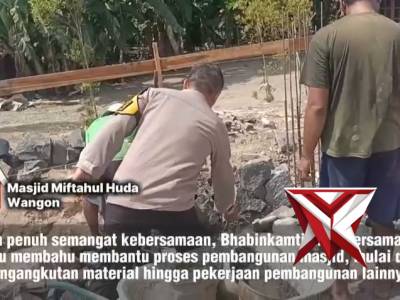 Bhabinkamtibmas Polsek Wangon Polresta Banyumas melaksanakan Gotong Royong Pembangunan Masjid.