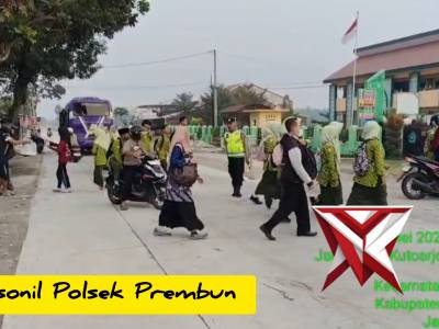 Bhabinkamtibmas Polsek Prembun Aipda Samsi melaksanakan AG Pagi di MTs N 7 Kebumen