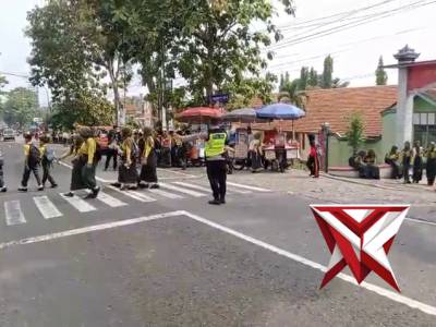 Polri hadir untuk masyarakat - PoliceTube
