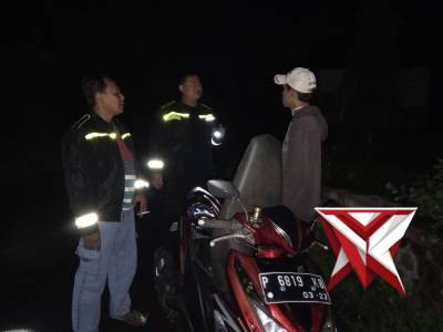 Anggota Polsek Klakah melaksanakan patroli di malam hari