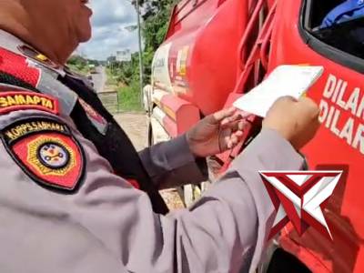 3.Razia angkutan minyak ilegal - PoliceTube