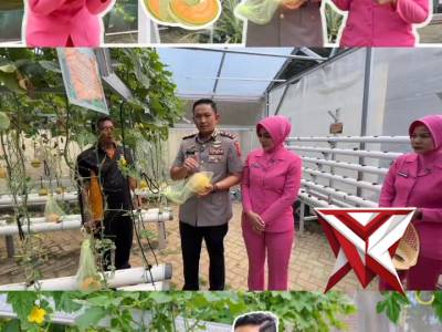 Kapolres Magetan dan anggota menikmati hasil panen melon
